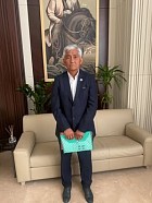 Президент Садыр Жапаров наградил лидера партии СДПК