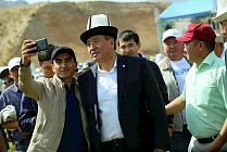 Первый год народного президента Жээнбекова: абсолютный успех во внешней политике, обострение политической борьбы и надежды кыргызстанцев