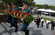 Садыр Жапаров и Камчыбек Ташиев открыли памятник погибшим военным