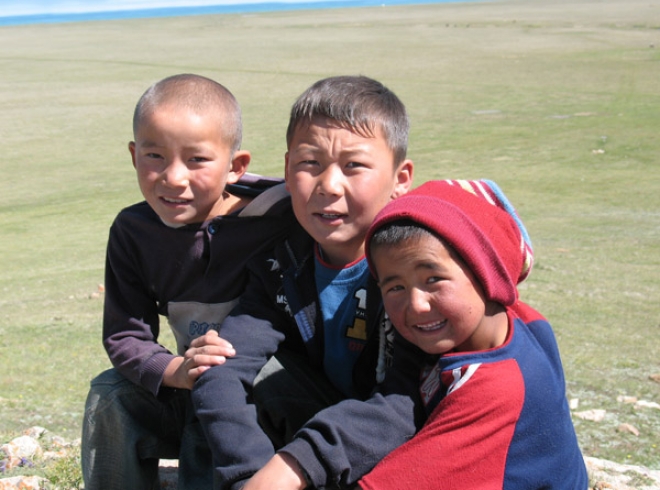 Маленький киргиз. Весёлый дети кыргызские. Маленький кыргыз. Дети аула Киргизии.
