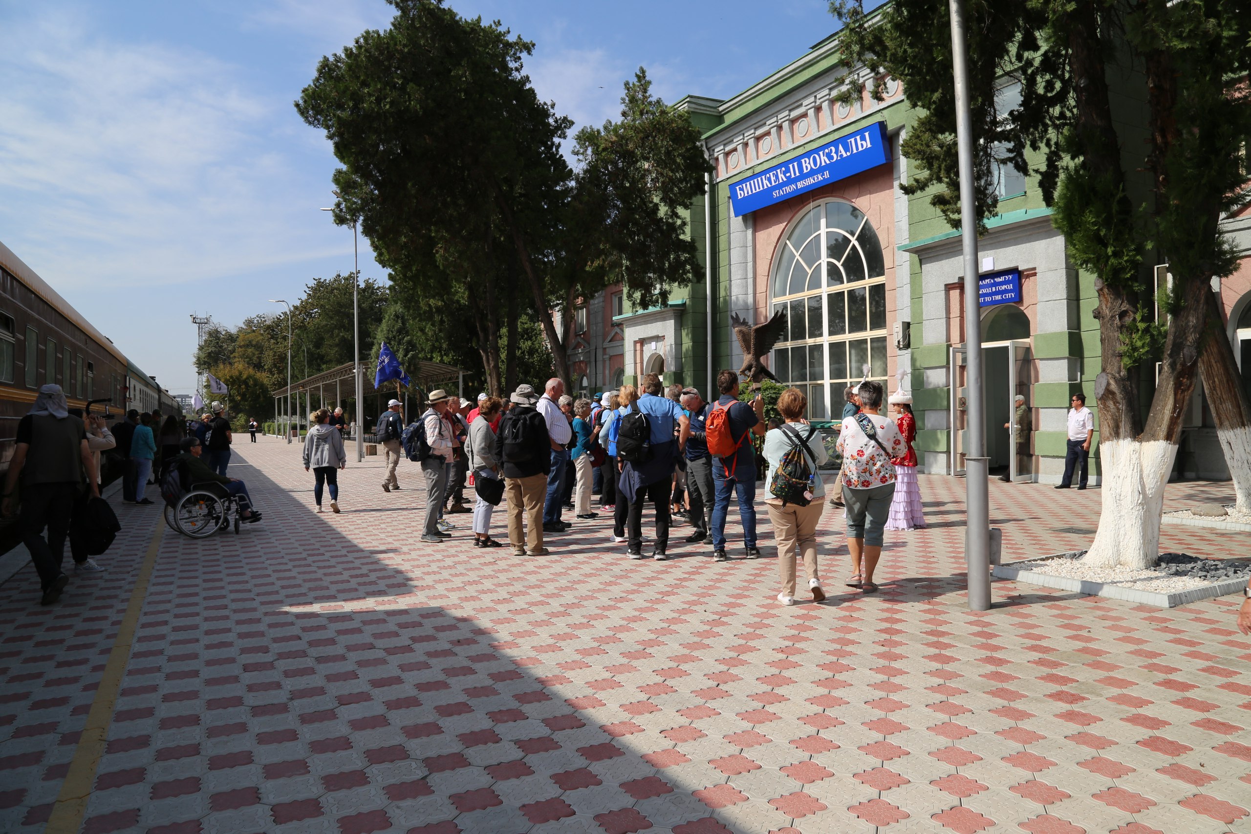 В Бишкек прибыл поезд с туристами из Америки и Европы
