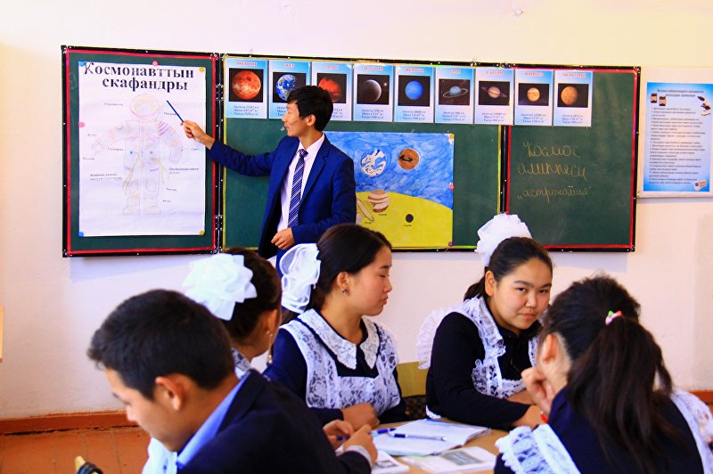 В Кыргызстане зарплата молодого учителя составляет 8 тыс. сомов - министр