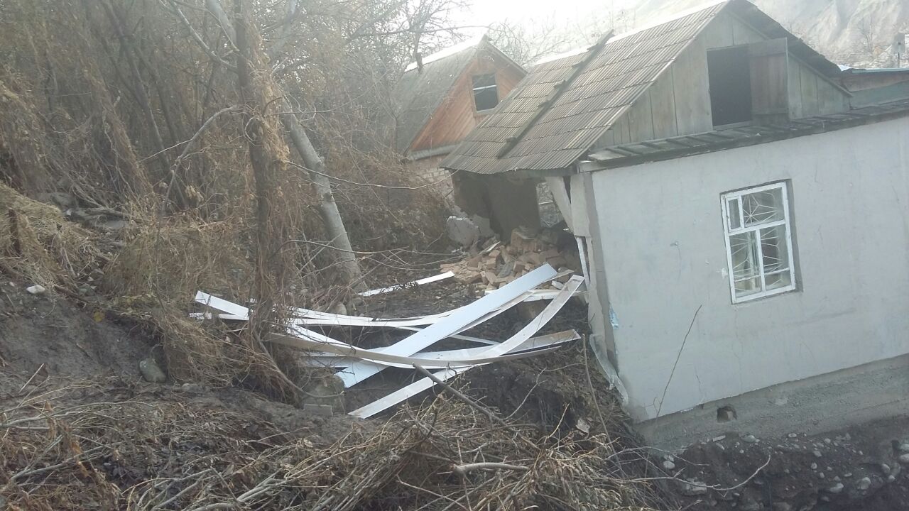 В Чуйской области сошедший оползень разрушил жилой дом (фото)