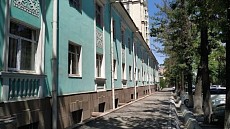 Студенты выступили против сноса здания музыкального училища имени М. Куренкеева в Бишкеке