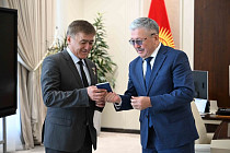 Космонавт Салижан Шарипов получил паспорт КР из рук главы кабмина