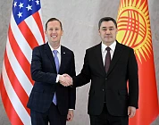 Садыр Жапаров принял спецпосланника США по делам Южной и Центральной Азии Серджио Гора