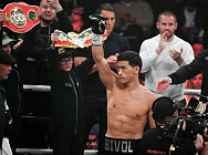 Дмитрий Бивол уверено защитил два титула чемпиона мира по боксу