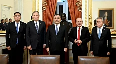 Садыр Жапаров провел встречу с главой комитета Сената США по международным отношениям Садыр Жапаров провел встречу с главой комитета Сената США по международным отношениям