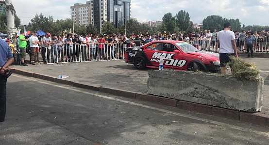 В Бишкеке во время соревнований по дрифту автомобиль въехал в толпу зрителей; 5 человек пострадали