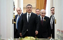 Садыр Жапаров провел переговоры с Николом Пашиняном в расширенном формате