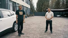 Президент Садыр Жапаров подарил автомобиль экоактивисту из РФ 