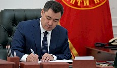 Садыр Жапаров подписал закон об изменении флага Кыргызстана
