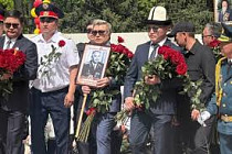 Певец Николай Басков прошел с «Бессмертным полком» в Караколе
