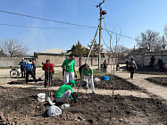 В Бишкеке руками волонтеров создают мини-скверы в жилмассивах
