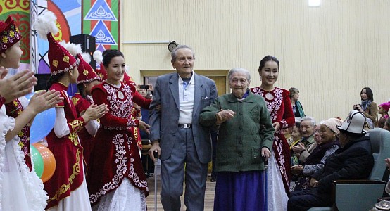 В Бишкеке 62 супружеские пар отметили золотые, изумрудные и бриллиантовые свадьбы