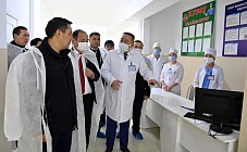 Президент Садыр Жапаров облустук клиникалык оорукананын мисалында Жалал-Абад облусундагы медицинанын абалы менен таанышты