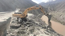 Минтранс КР проводит расчистку дорог на трассе Север-Юг от камней и лавин Минтранс КР проводит расчистку дорог на трассе Север-Юг от камней и лавин