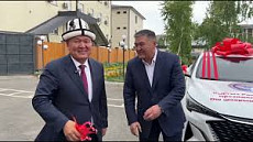 Ташиев подарил Женишбеку Токторбаеву обещанную машину от имени Садыра Жапарова