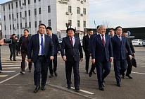 Адылбек Касымалиев представил аппарату мэрии Оша нового мэра Жанара Акаева Адылбек Касымалиев представил аппарату мэрии Оша нового мэра Жанара Акаева