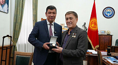 Мэр Бишкека подарил космонавту Салижану Шарипову именные часы