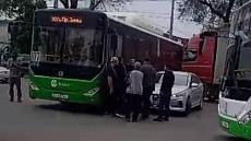 В центре Бишкека столкнулись два автомобиля и автобус