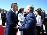 Садыр Жапаров встретил Шавката Мирзиёева. Президенты провели переговоры