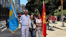 Казахстанцы восхитили соцсети, выйдя с флагом Кыргызстана на параде в Нью-Йорке 