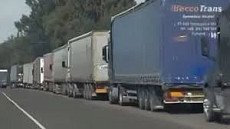 На границе с Казахстаном снова большая очередь из грузовиков