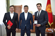 Мэр Бишкека подарил пловцу Денису Петрашову именные часы