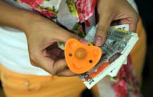 С 1 июля в Кыргызстане начнут платить по 1,2 тысячи сомов на детей до трех лет С 1 июля в Кыргызстане начнут платить по 1,2 тысячи сомов на детей до трех лет