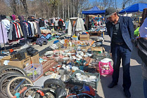 Мэр Бишкека пообещал ликвидировать барахолку на Фучика