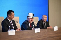 Адылбек Касымалиев представил центральному аппарату мэрии города Манас нового мэра Абдупата Маткаликова