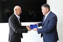 Глава ГКНБ подарил квартиру заслуженному артисту КР Хабибилле Азиреткулову