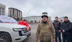 Родственники Женишбека Токторбаева подарили ему Toyota Land Cruiser 300