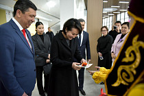 Первой леди на празднике в Бишкеке подарили цветок Айгуль