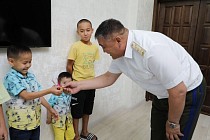 Председатель ГКНБ подарил двухкомнатную квартиру матери шестерых детей