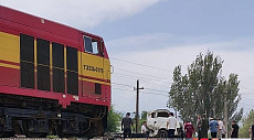 Поезд столкнулся с грузовиком с Кара-Балте 