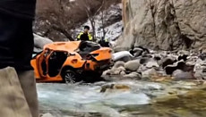 Около "Теплых ключей" машина слетела с дороги в реку Около "Теплых ключей" машина слетела с дороги в реку