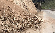 В Бооме восстановили движение после камнепада