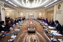 Защиту мигрантов и торговлю обсудили главы Жогорку Кенеша и Совета Федерации Защиту мигрантов и торговлю обсудили главы Жогорку Кенеша и Совета Федерации