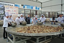 В Бишкеке установили новый рекорд Гиннеса, приготовив 1400 кг бешбармака и 120 метров чучука 