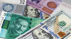 Доллар и рубль продолжают дешеветь к сому. Курс валют 