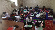 В Кыргызстане учитель пригласила школьников домой, чтобы объяснить ношение маски