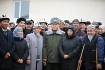Ташиев посетил Лейлекский район и встретился с жителями сел Максат и Разаков