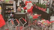 В Канаде банда в костюмах Санта-Клаусов и эльфов ограбила супермаркет и раздала продукты бедным