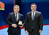 Президент наградил работников сфер образования и телерадиовещания