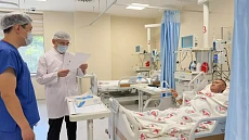 Глава Минздрава навестил пациентов после трансплантации почки в Кыргызско-Турецкой больнице