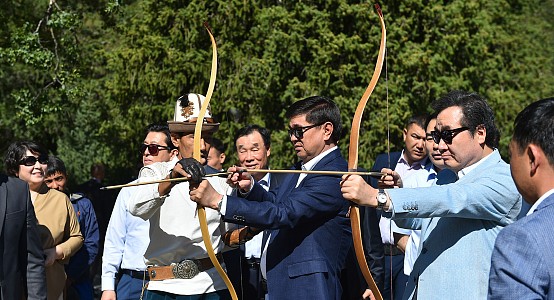 Премьер-министр Кореи Ли Нак Ён опробовал кыргызский лук в ущелье Ала-Арча