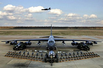 В США разбился стратегический бомбардировщик B-52: восемь человек погибли В США разбился стратегический бомбардировщик B-52: восемь человек погибли