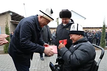 Ташиев построил дом жителю Сокулука, который лишился ног в ДТП в России